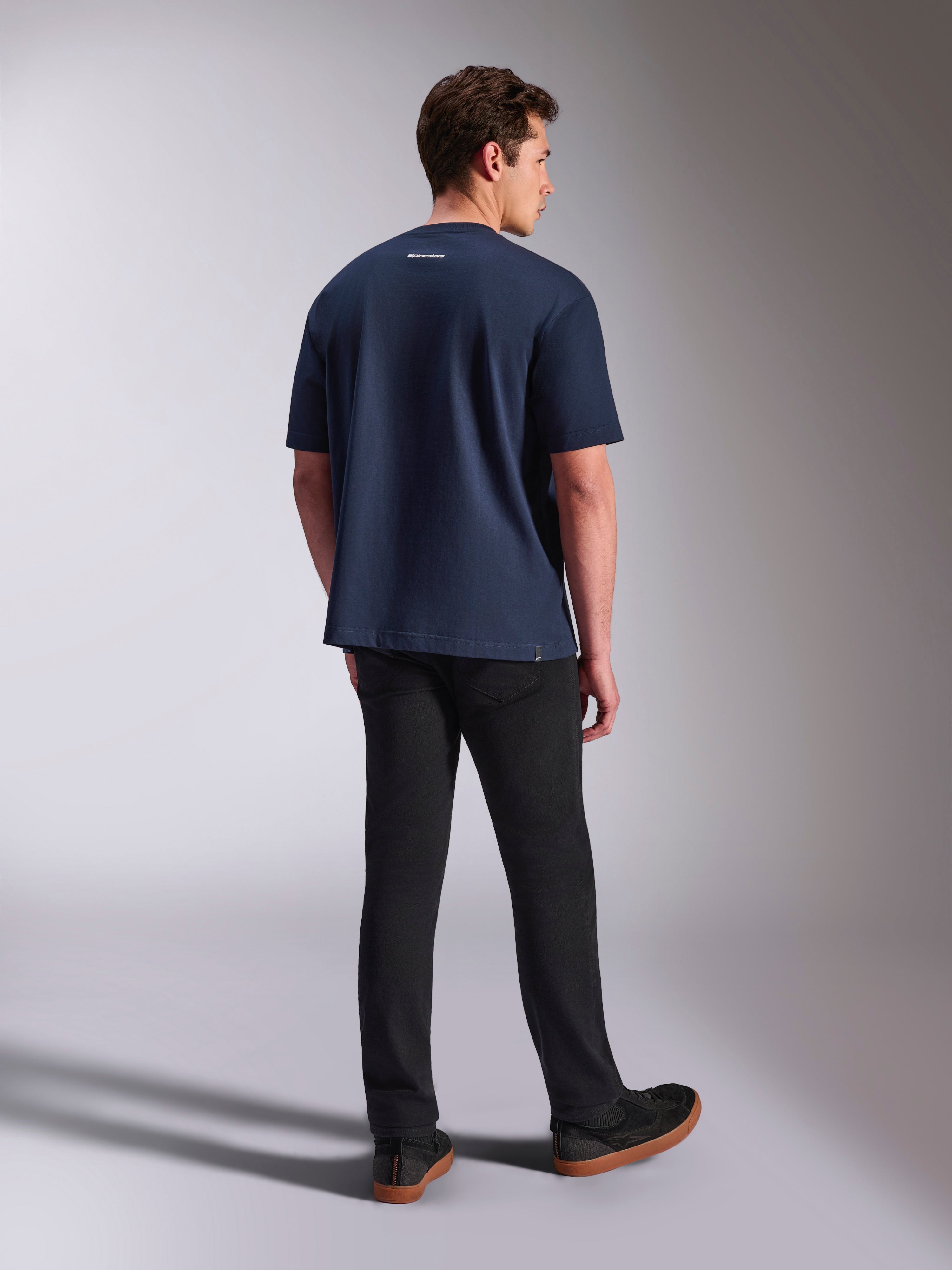 Alpinestars Focused Oversized CSF Tee, maglietta a maniche corte, blu navy, vista posteriore con piccolo logo Alpinestars bianco sul collo, indossata con pantaloni neri, abbigliamento casual lifestyle