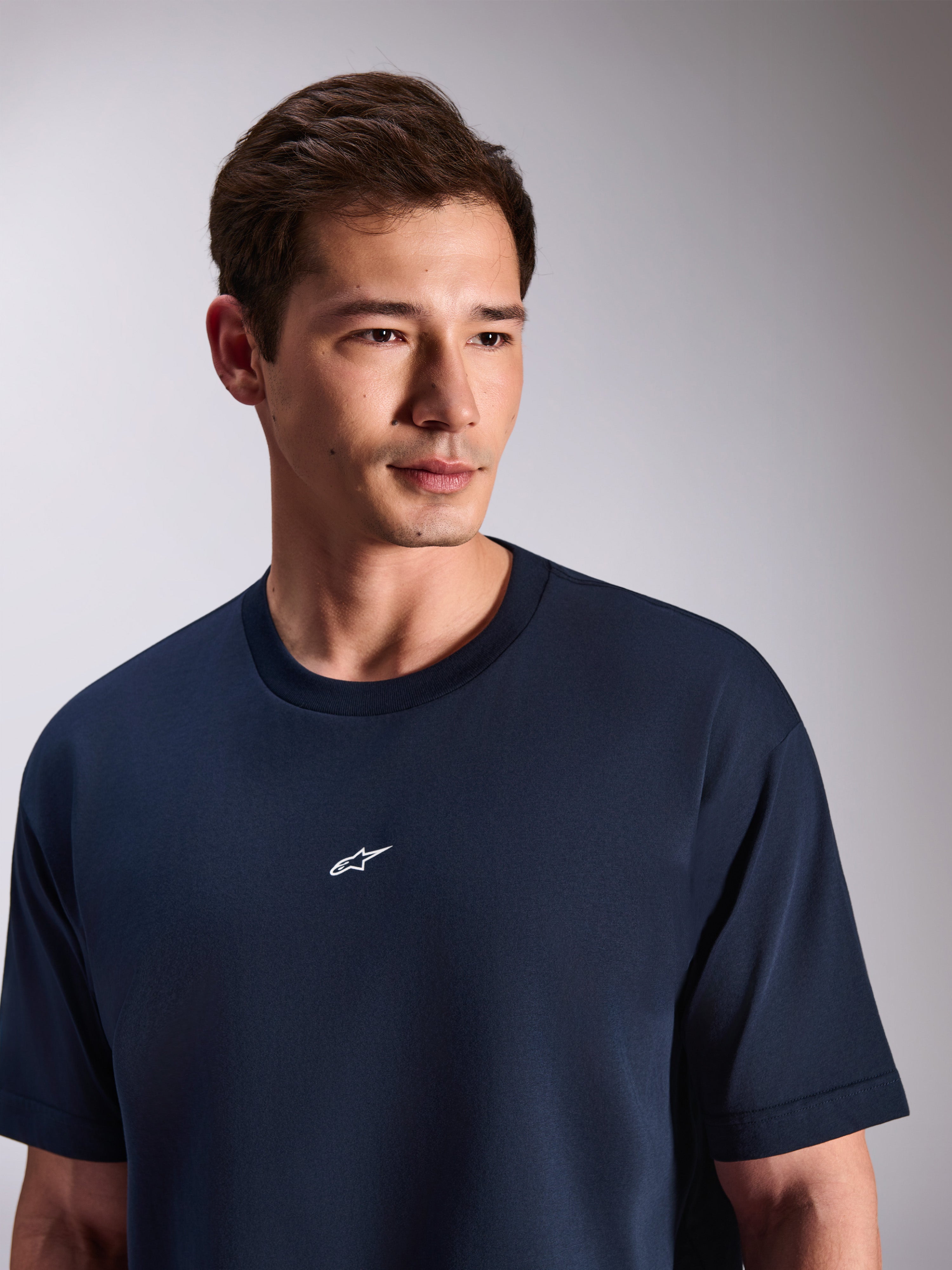 Alpinestars Focused Oversized CSF Tee, t-shirt a maniche corte, blu navy, con un piccolo logo Astars bianco al centro del petto, streetwear casual ispirato al motorsport