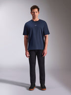 Alpinestars Focused Oversized CSF Tee, t-shirt a maniche corte, blu navy, piccolo logo Astars bianco sul petto, vestibilità oversize, abbinata a pantaloni neri e sneakers nere, streetwear casual ispirato al motorsport