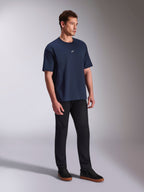 T-shirt Alpinestars Focused Oversized CSF, maglietta a maniche corte, blu navy, piccolo logo Astars bianco sul petto, silhouette oversize, streetwear casual lifestyle indossata con pantaloni neri e sneakers