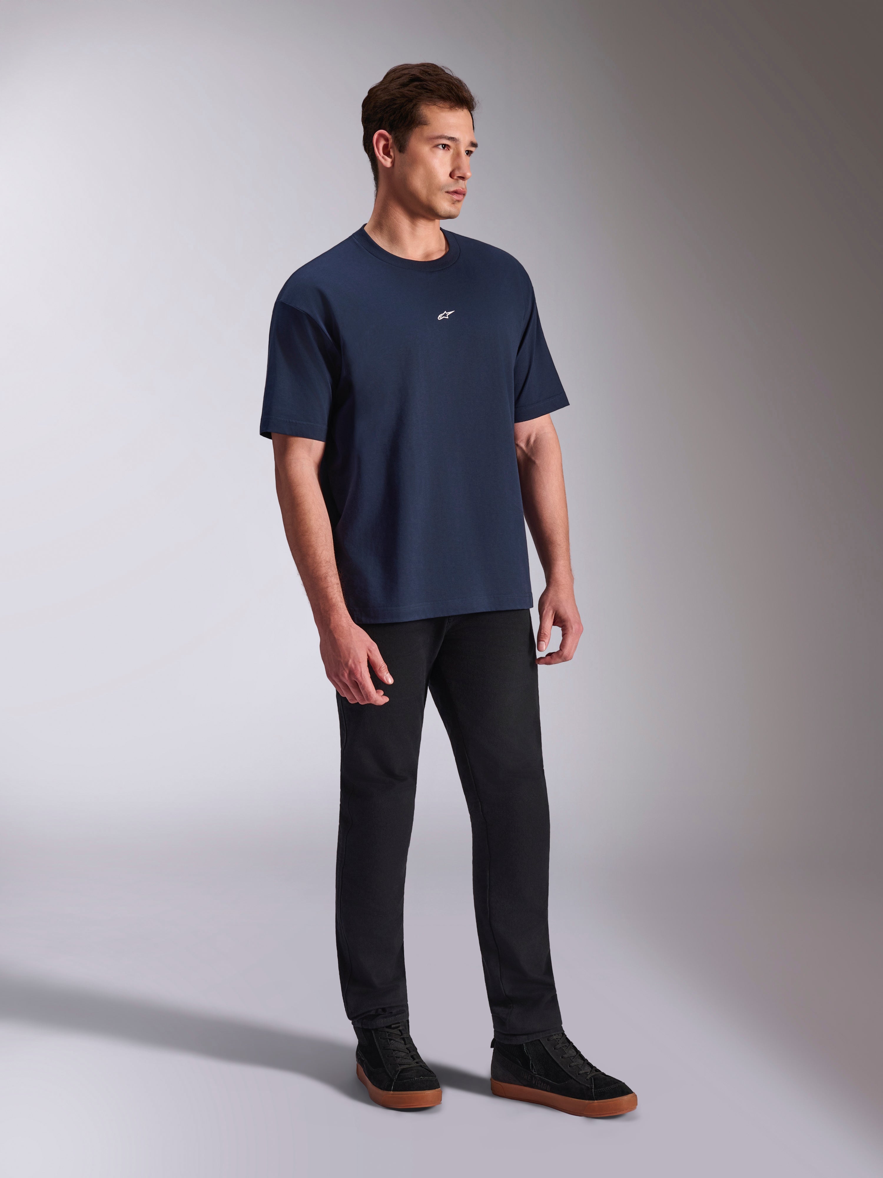 T-shirt Alpinestars Focused Oversized CSF, maglietta a maniche corte, blu navy, piccolo logo Astars bianco sul petto, silhouette oversize, streetwear casual lifestyle indossata con pantaloni neri e sneakers