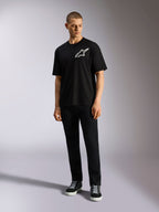 Alpinestars One Oversized CSF Tee, t-shirt a maniche corte, nero, logo Astars bianco sul petto, vestibilità oversize, indossata da un modello con pantaloni neri e sneakers, abbigliamento streetwear casual