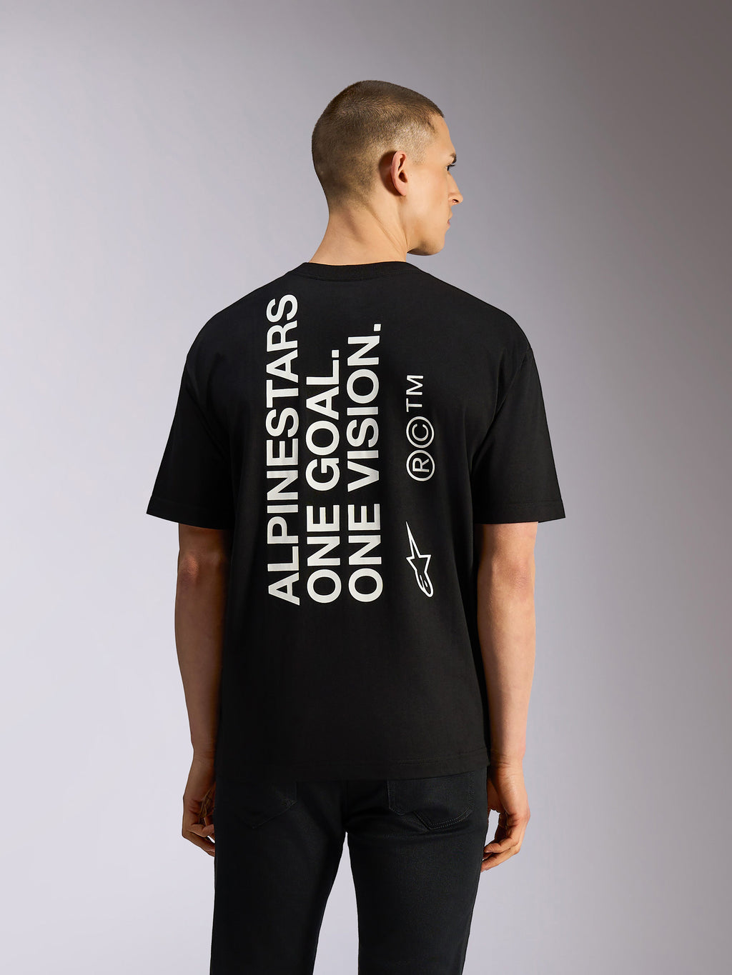 Alpinestars One Oversized CSF Tee, maglietta a maniche corte, nero, scritta bianca verticale 'Alpinestars One Goal One Vision' sul retro, abbigliamento sportivo casual motorsport