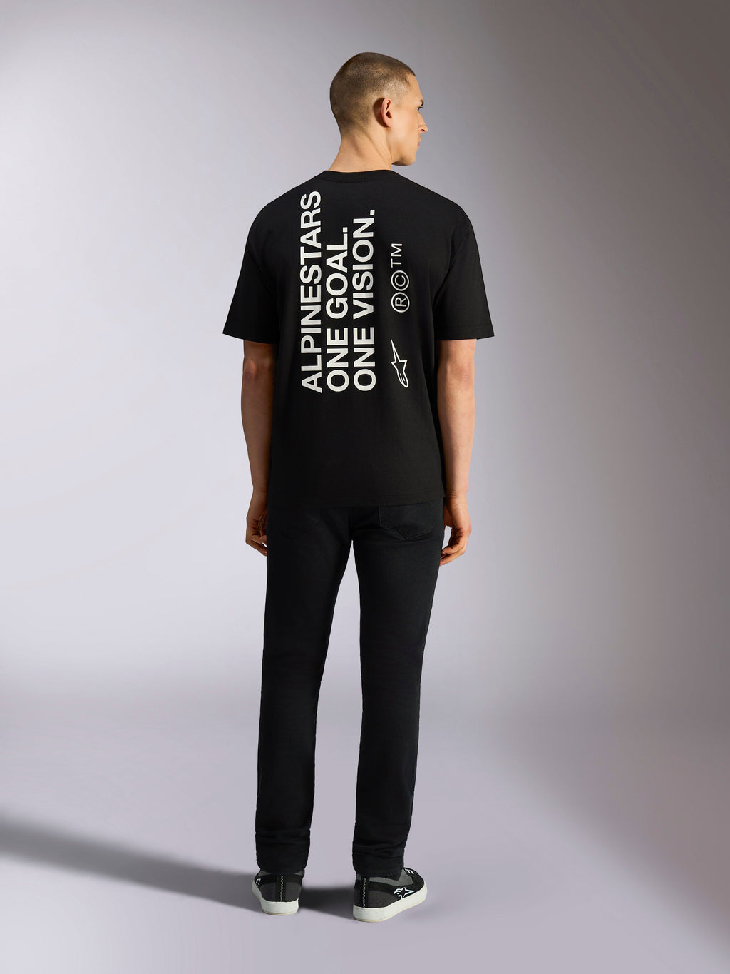 Alpinestars One Oversized CSF Tee, maglietta a maniche corte, nero, stampa verticale sul retro 'ALPINESTARS ONE GOAL. ONE VISION.' con logo Astars, abbigliamento casual lifestyle streetwear