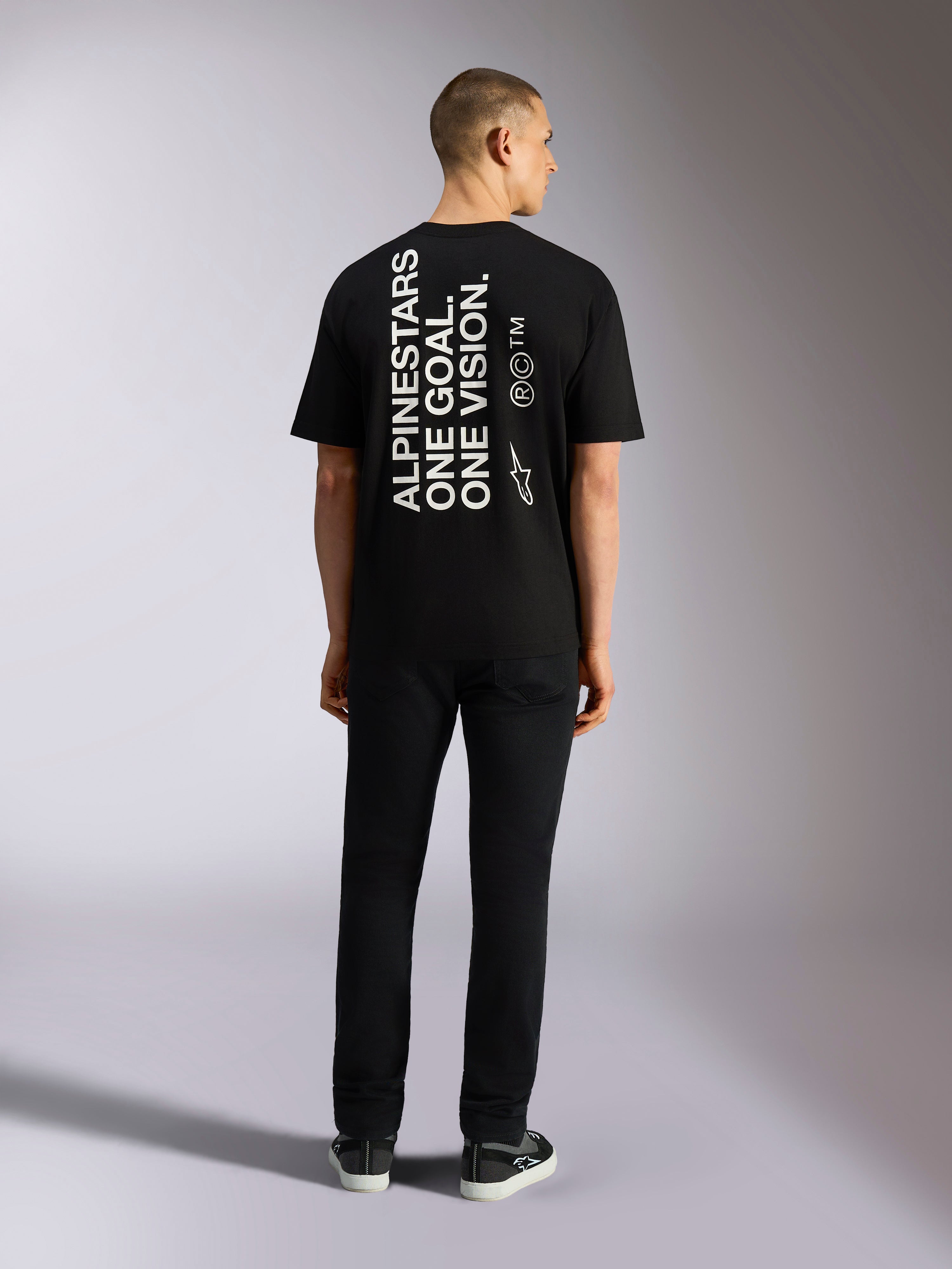 Alpinestars One Oversized CSF Tee, maglietta a maniche corte, nero, stampa verticale sul retro 'ALPINESTARS ONE GOAL. ONE VISION.' con logo Astars, abbigliamento casual lifestyle streetwear