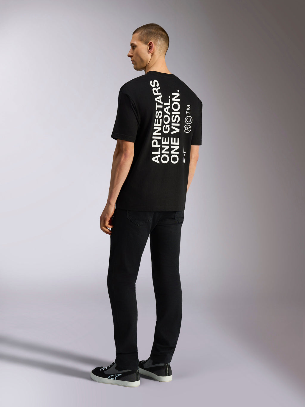 Alpinestars T-shirt One Oversized CSF, maglietta a maniche corte, nero, vista posteriore con grafica bianca verticale 'ALPINESTARS ONE GOAL. ONE VISION.', vestibilità oversize, streetwear casual ispirato al motorsport