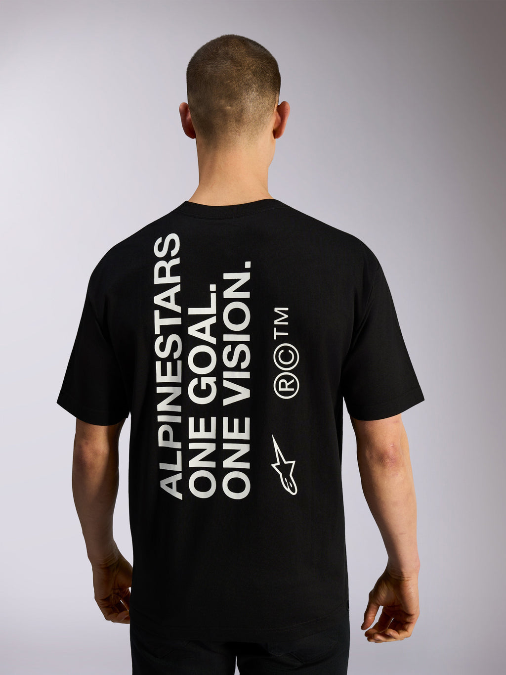 Alpinestars One Oversized CSF Tee, t-shirt a maniche corte, nera, vista posteriore con grande testo bianco verticale 'ALPINESTARS ONE GOAL. ONE VISION.' e loghi, streetwear casual da motorsport