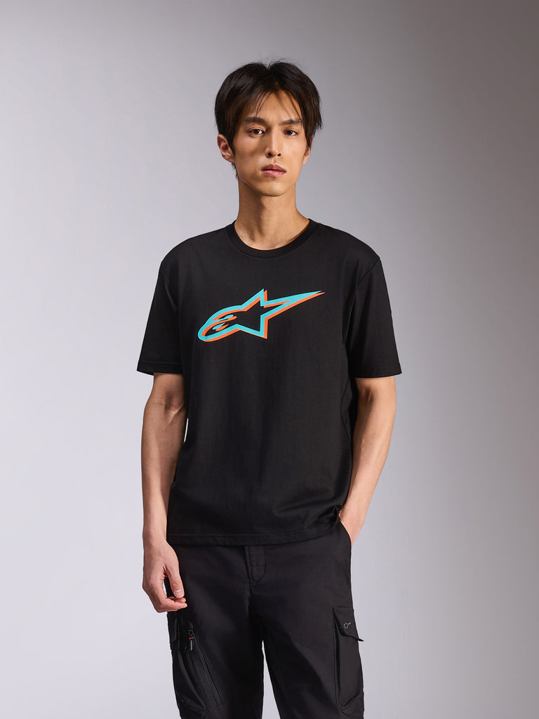 Alpinestars Alter Oversized CSF Tee, t-shirt a maniche corte, nero, logo Astars frontale con colore sfalsato verde acqua e arancione, streetwear casual motorsport, indossata da un modello con pantaloni cargo neri