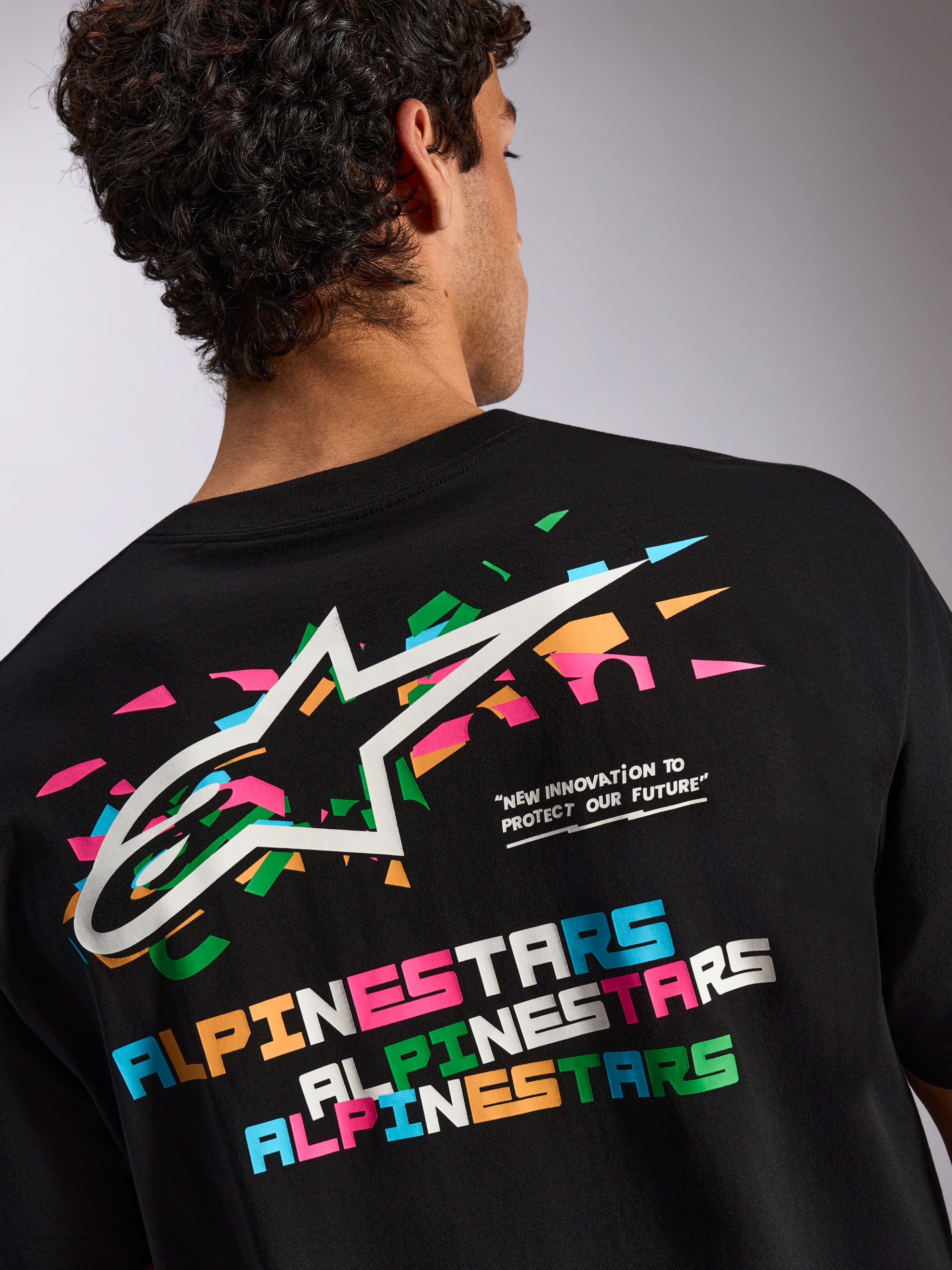 Alpinestars Wild Oversized CSF Tee, t-shirt a maniche corte, nero, grande grafica posteriore con vivace logo Astars multicolore e tipografia, abbigliamento casual sportivo