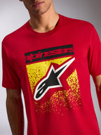 Alpinestars Noka CSF Tee, t-shirt a maniche corte, rosso, grafica frontale con scritta Alpinestars nera e logo Astars su design giallo puntinato, streetwear casual motorsport