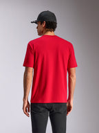 Alpinestars Noka CSF Tee, t-shirt a maniche corte, rosso, vista posteriore su modello, streetwear casual motorsport, abbinata a cappellino nero e pantaloni scuri