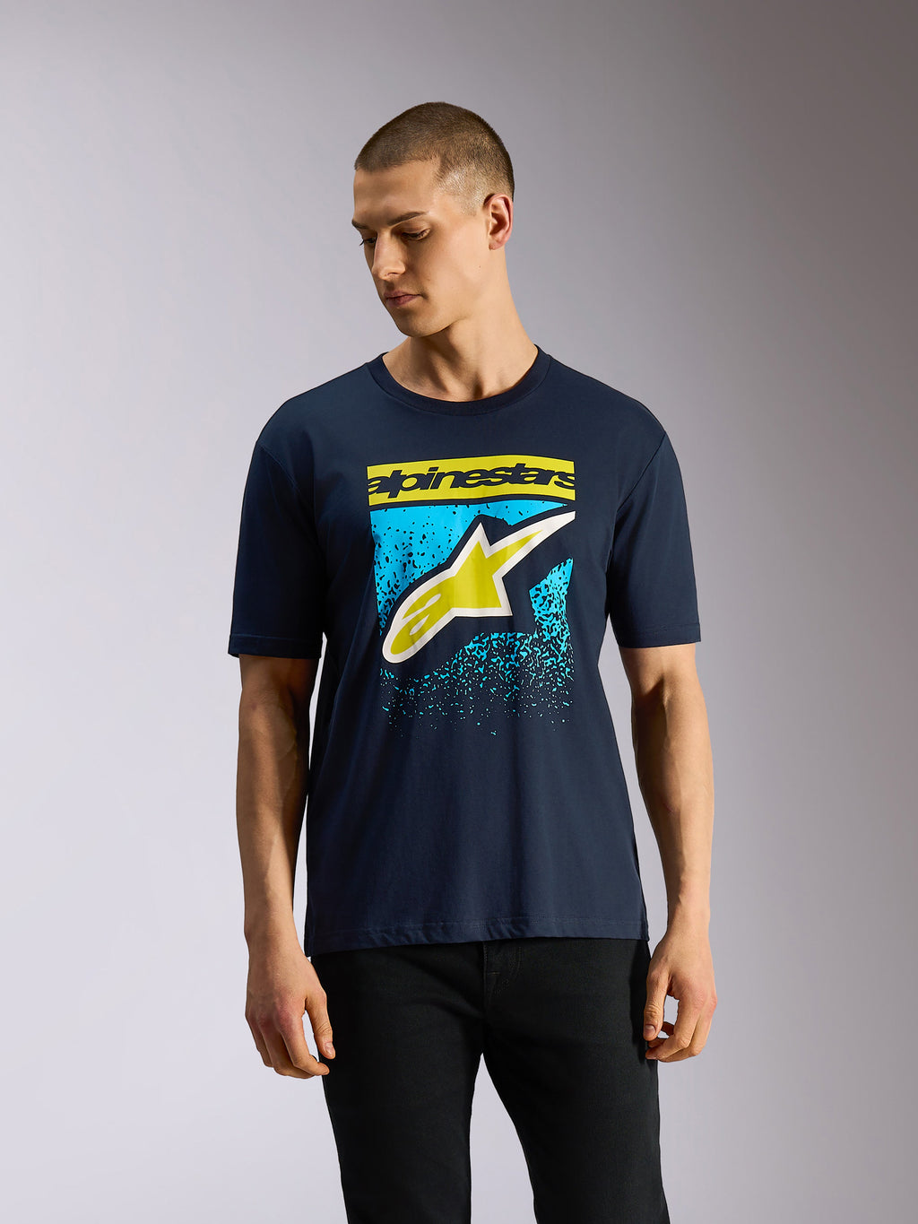 Alpinestars Noka CSF Tee, t-shirt a maniche corte, blu navy, logo Astars frontale con stampa a gradazione MX in giallo e azzurro, abbigliamento casual motorsport streetwear