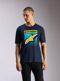 Alpinestars Noka CSF Tee, t-shirt a maniche corte, blu navy, logo Astars frontale con stampa a gradazione MX in giallo e azzurro, abbigliamento casual motorsport streetwear