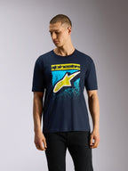 Alpinestars Noka CSF Tee, t-shirt a maniche corte, blu navy, logo Astars frontale con stampa a gradazione MX in giallo e azzurro, abbigliamento casual motorsport streetwear