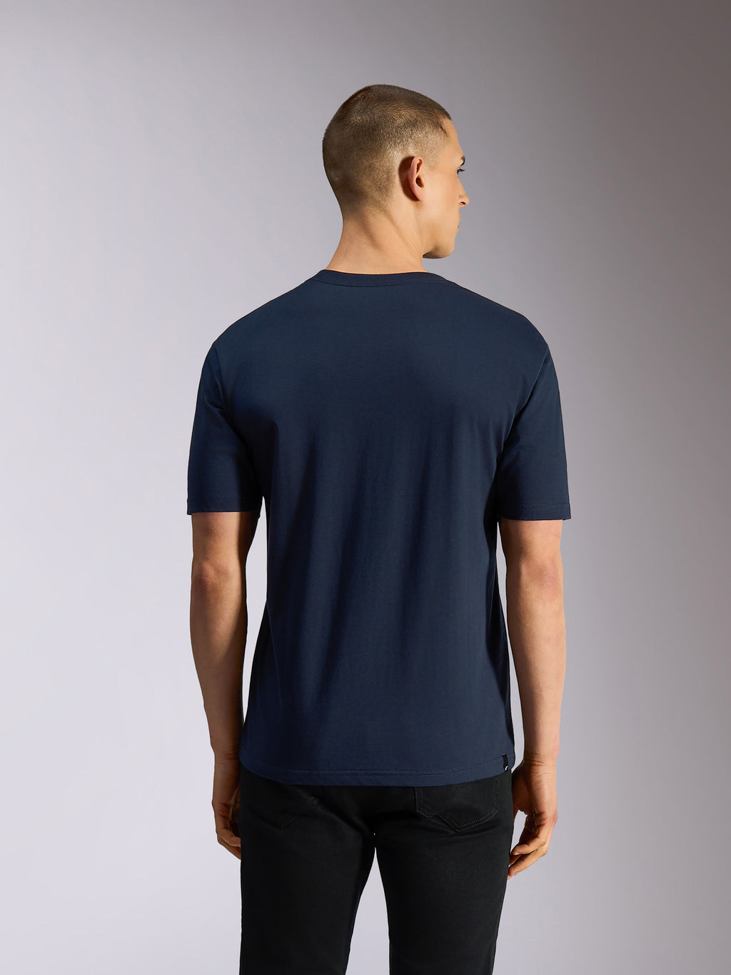 Alpinestars Noka CSF Tee, maglietta a maniche corte, blu navy, vista posteriore su modello, stile casual sportswear
