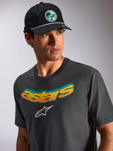 Alpinestars Ellipsoid CSF Tee, t-shirt a maniche corte, grigio antracite, scritta Astars curva con gradiente giallo e arancione, logo Astars bianco, stile casual motorsport streetwear