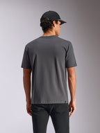 T-shirt Alpinestars Ellipsoid CSF, maglietta a maniche corte, grigio antracite, vista posteriore su modello, streetwear casual con piccola etichetta con logo sull'orlo