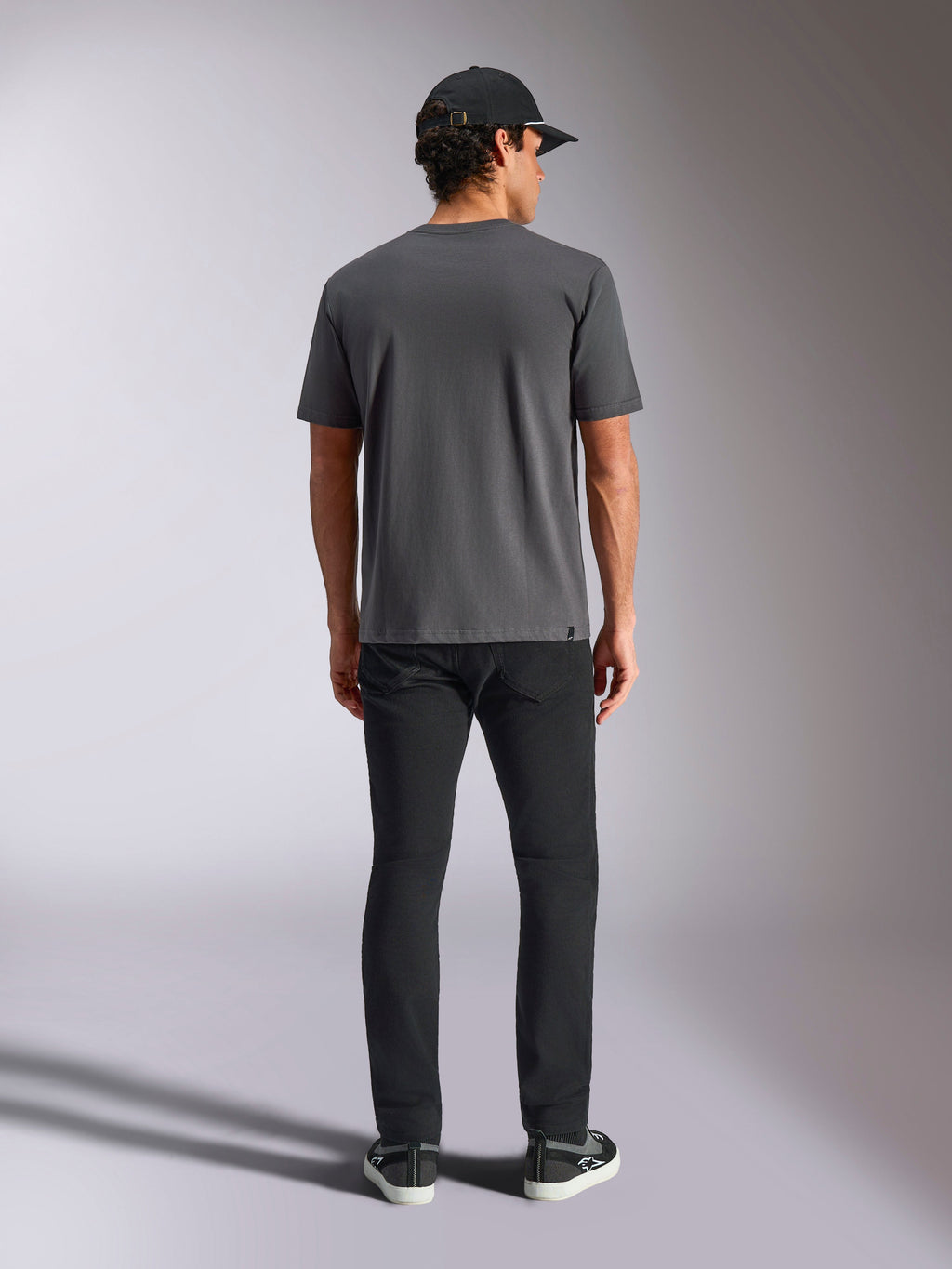 Alpinestars Ellipsoid CSF Tee, t-shirt a maniche corte, grigio antracite, vista posteriore mostrata su modello con cappellino e pantaloni neri, streetwear casual