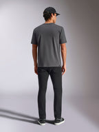 Alpinestars Ellipsoid CSF Tee, t-shirt a maniche corte, grigio antracite, vista posteriore mostrata su modello con cappellino e pantaloni neri, streetwear casual