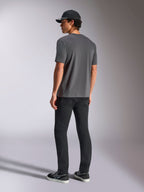 Alpinestars Ellipsoid CSF Tee, t-shirt a maniche corte, grigio antracite, vista posteriore, indossata da un modello con pantaloni neri e cappellino da baseball nero, abbigliamento casual motorsport streetwear