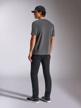 Alpinestars Ellipsoid CSF Tee, t-shirt a maniche corte, grigio antracite, vista posteriore, indossata da un modello con pantaloni neri e cappellino da baseball nero, abbigliamento casual motorsport streetwear