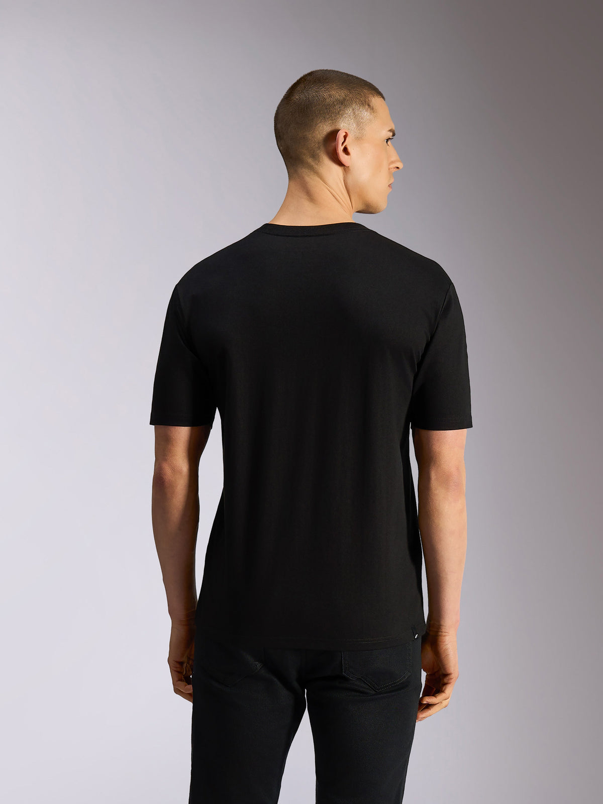 Alpinestars MX CSF Tee, t-shirt a maniche corte, nera, vista posteriore, indossata da un modello, design casual ispirato al motorsport