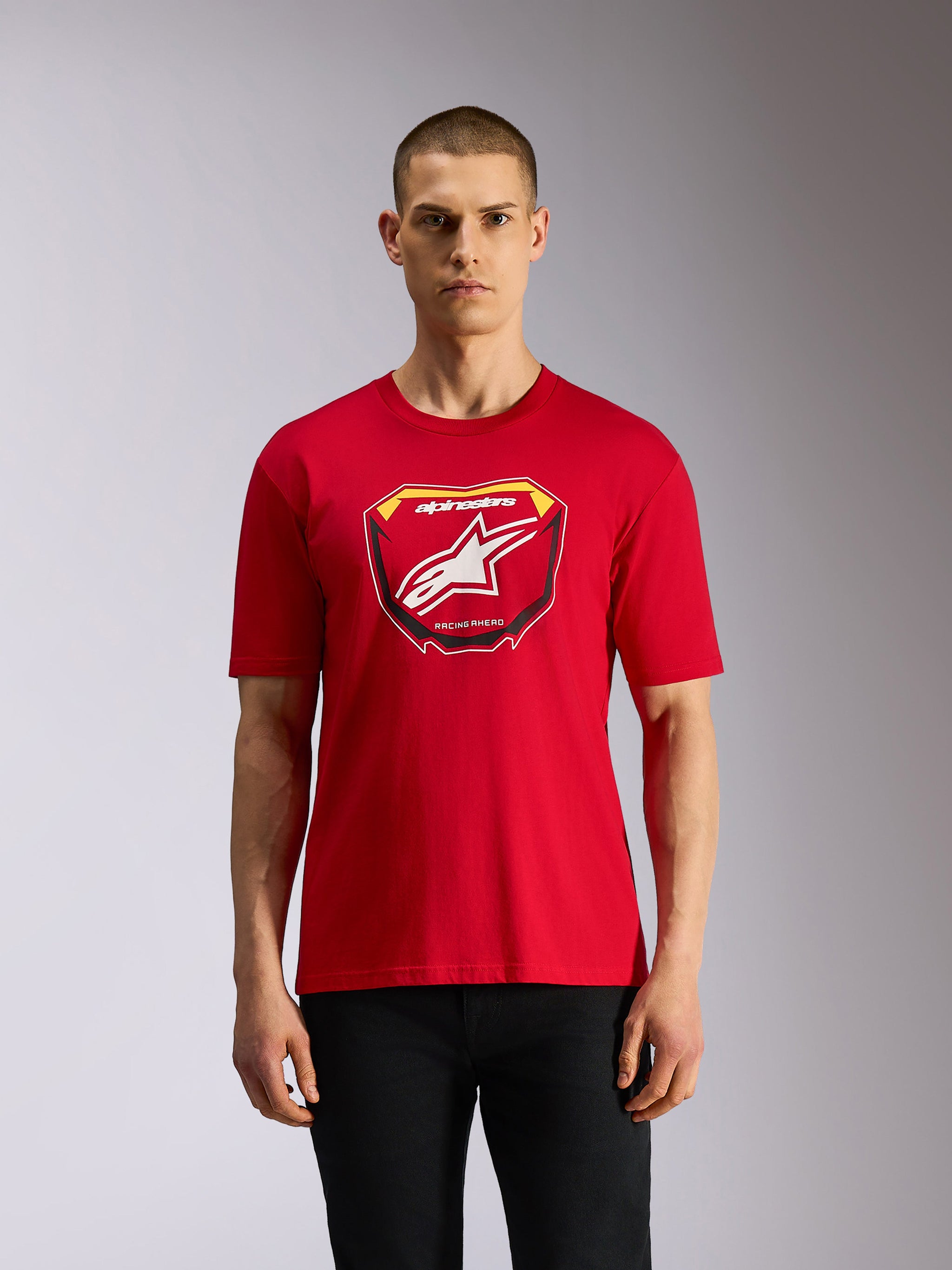 Alpinestars Plate CSF Tee, t-shirt a maniche corte, rosso, grafica frontale con tabella MX Astars, logo a stella bianco e scritta "Racing Ahead", abbigliamento casual motorsport