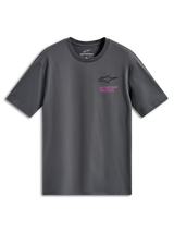 Alpinestars Pop Helmet CSF Tee, maglietta a maniche corte, grigio antracite, logo Astars nero con scritta rosa 'Alpinestars Protects' sul petto, abbigliamento streetwear casual motorsport