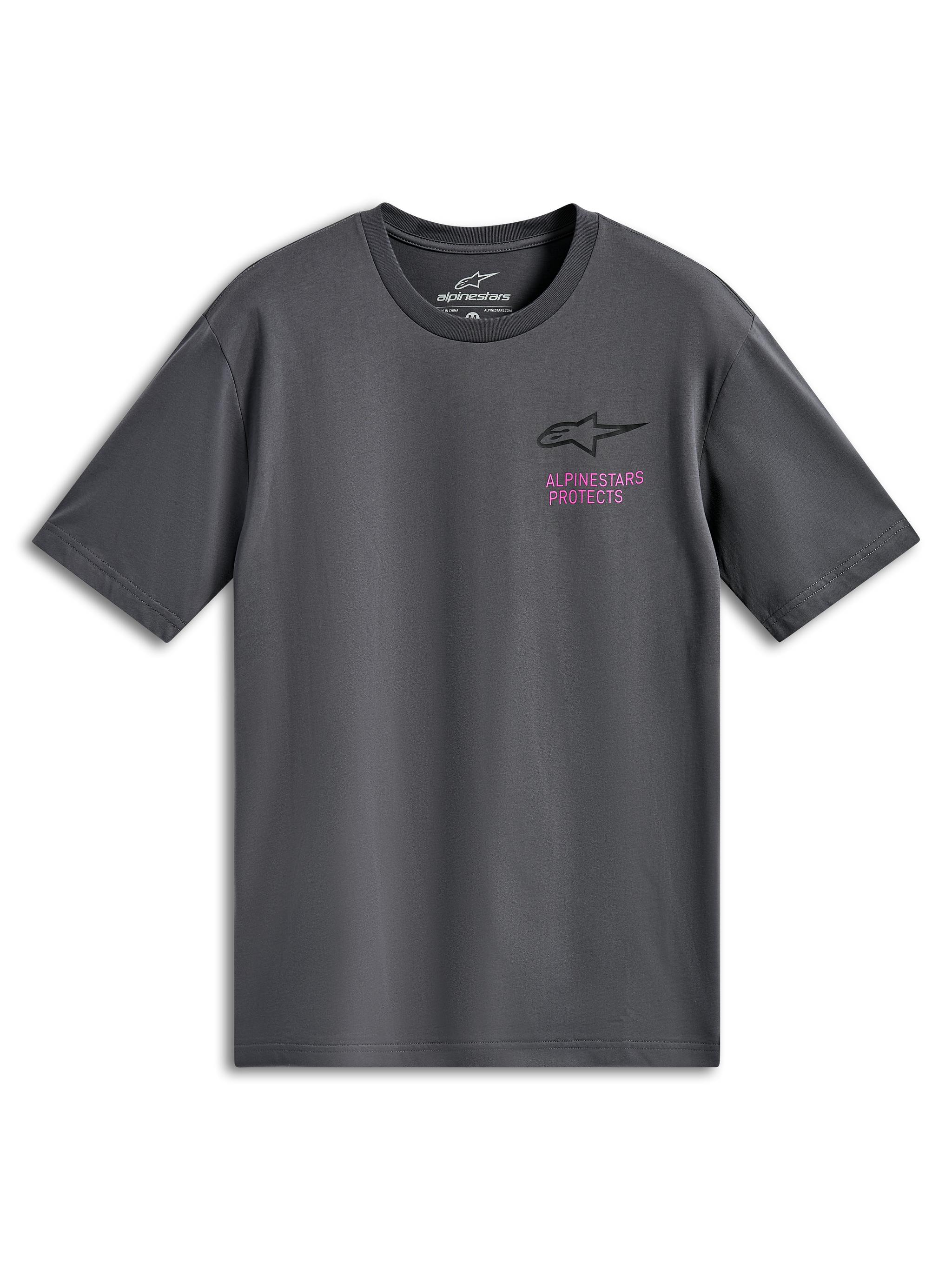 Alpinestars Pop Helmet CSF Tee, maglietta a maniche corte, grigio antracite, logo Astars nero con scritta rosa 'Alpinestars Protects' sul petto, abbigliamento streetwear casual motorsport