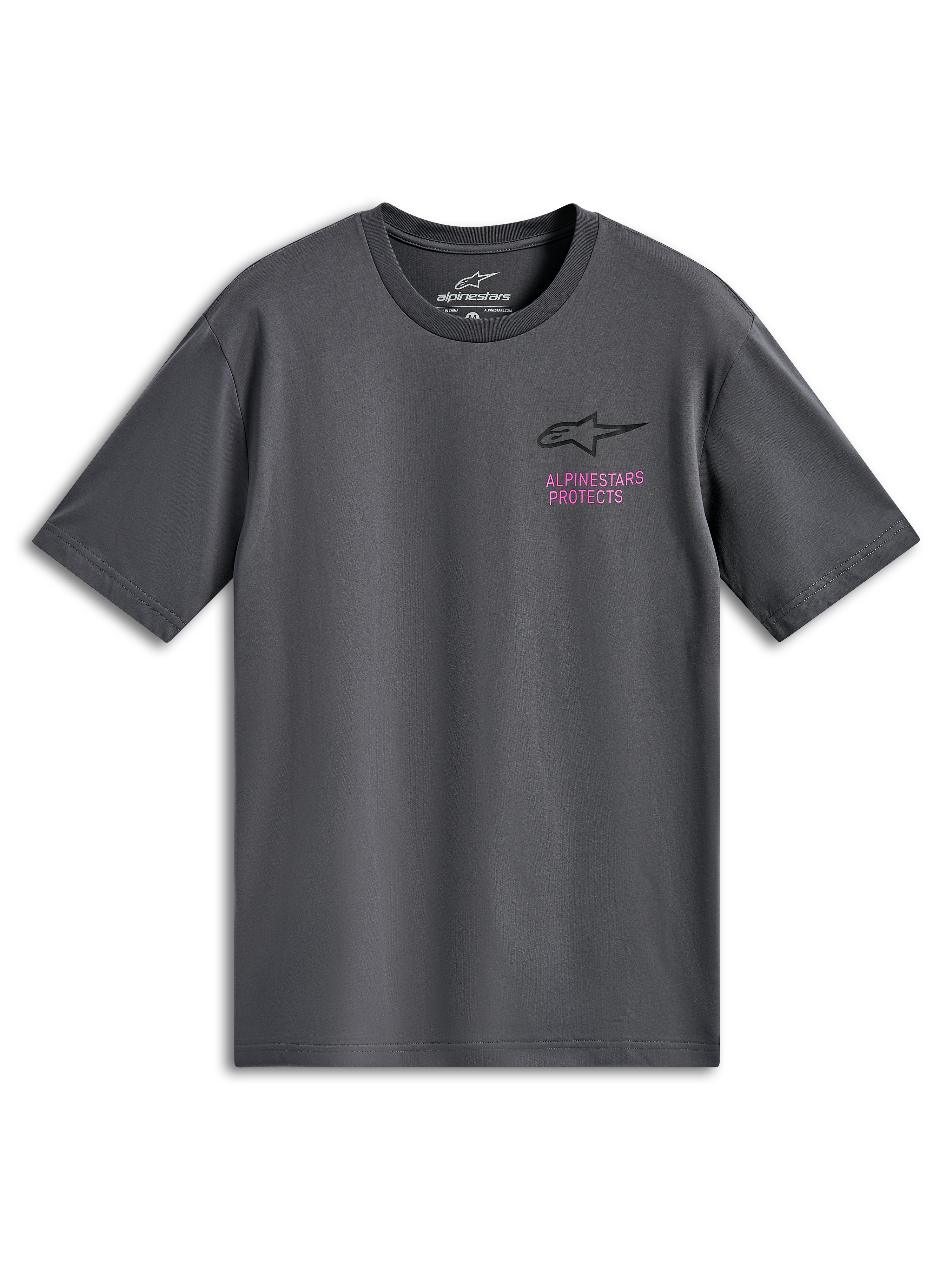 Alpinestars Pop Helmet CSF Tee, maglietta a maniche corte, grigio antracite, logo Astars nero con scritta rosa 'Alpinestars Protects' sul petto, abbigliamento streetwear casual motorsport