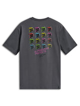 Alpinestars Pop Helmet CSF Tee, t-shirt a maniche corte, grigio antracite, grafica posteriore con arte pop dei caschi M10 e logo Alpinestars Protects, abbigliamento sportivo casual motorsport