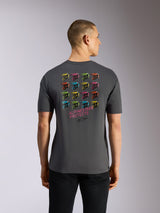 T-shirt Alpinestars Pop Helmet CSF, maglietta a maniche corte, grigio, vista posteriore con una vivace griglia di 16 caschi M10 colorati e la scritta rosa "ALPINESTARS PROTECTS" sul retro, streetwear casual ispirato al motorsport