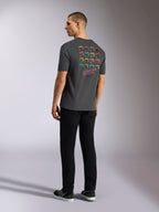 Alpinestars Pop Helmet CSF Tee, t-shirt a maniche corte, grigio antracite, grafica sul retro con caschi M10 colorati e scritta Alpinestars Protects, streetwear casual motorsport