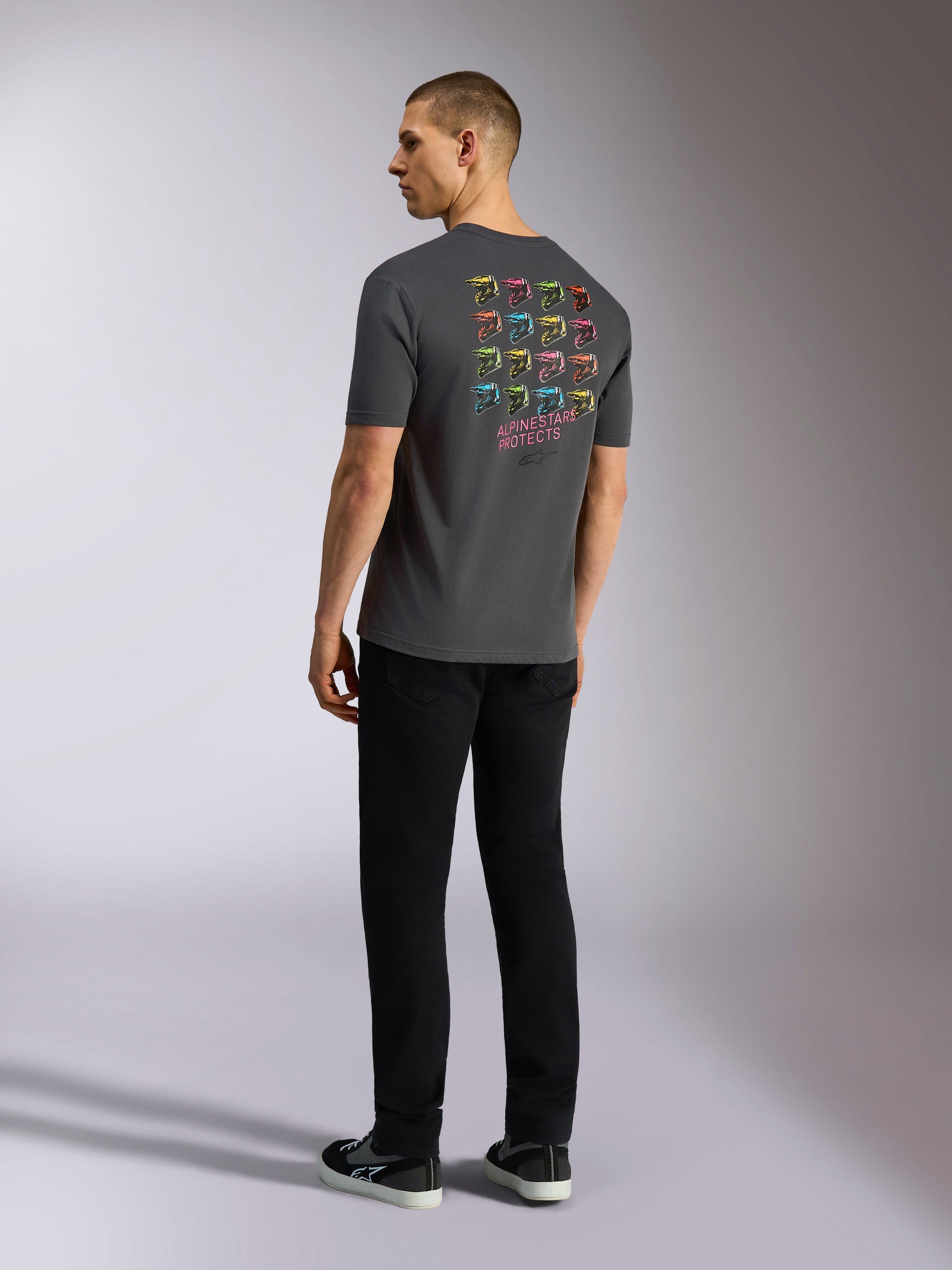 Alpinestars Pop Helmet CSF Tee, t-shirt a maniche corte, grigio antracite, grafica sul retro con caschi M10 colorati e scritta Alpinestars Protects, streetwear casual motorsport