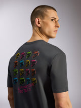 Alpinestars Pop Helmet CSF Tee, maglietta a maniche corte, grigio antracite, vista posteriore con griglia di caschi M10 colorati e scritta 'Alpinestars Protects', abbigliamento casual motorsport streetwear