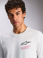 Alpinestars Pop Helmet CSF Tee, maglietta a maniche corte, bianca, logo Astars nero e scritta rosa 'ALPINESTARS PROTECTS' sul petto, streetwear casual motorsport
