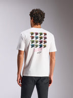 Alpinestars Pop Helmet CSF Tee, T-shirt a maniche corte, bianca, con grafica posteriore a griglia di caschi M10 colorati e scritta Alpinestars Protects, abbigliamento sportivo casual
