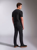 Alpinestars Abus CSF Tee, t-shirt a maniche corte, nero, vista posteriore su modello maschile, streetwear casual ispirato al motorsport, abbinata a pantaloni scuri e sneakers