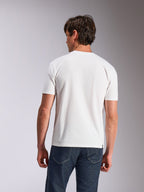 Alpinestars Abus CSF Tee, t-shirt a maniche corte, bianco, vista posteriore del modello che indossa una t-shirt bianca semplice e jeans blu scuro, abbigliamento lifestyle casual ispirato al motorsport
