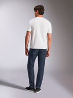 Alpinestars Abus CSF Tee, t-shirt a maniche corte, bianca, vista posteriore del modello con t-shirt bianca e jeans in denim scuro, streetwear casual ispirato al motorsport