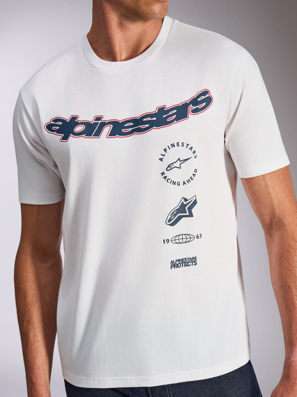 Alpinestars Abus CSF Tee, maglietta a maniche corte, bianca, logo curvo blu navy e rosso, grafiche multiple impilate, abbigliamento casual motorsport