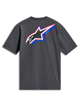 Alpinestars Angler CSF Tee, maglietta a maniche corte, grigio antracite, vista posteriore con grande logo Astars multicolore con riempimento perforato, accenti blu e rosa e testo 'Racing Ahead', abbigliamento casual motorsport
