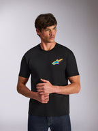 Alpinestars Angler CSF Tee, maglietta a maniche corte, nero, vivace logo Astars a forma di stella multicolore sul petto, abbigliamento streetwear casual d'ispirazione motorsport indossato da un modello