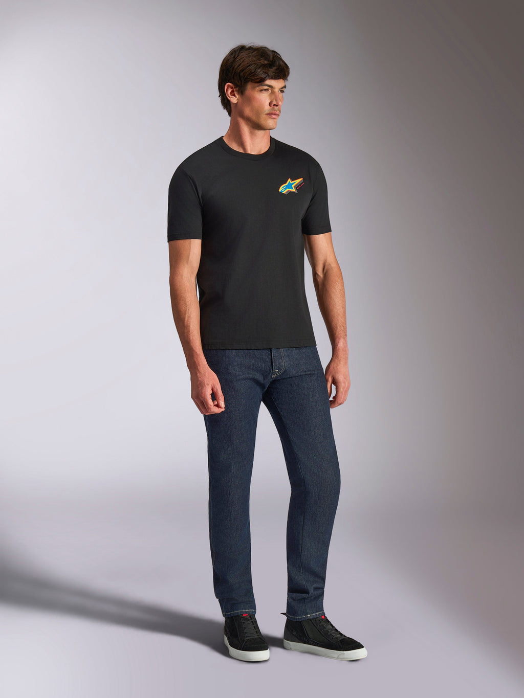 Alpinestars Angler CSF Tee, maglietta a maniche corte, nero, logo Astars multicolore vibrante sul petto, streetwear casual motorsport
