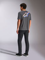 Alpinestars Angler CSF Tee, maglietta a maniche corte, grigio antracite, logo Astars multicolore vibrante sul retro con strisce rosse e blu, streetwear casual motorsport
