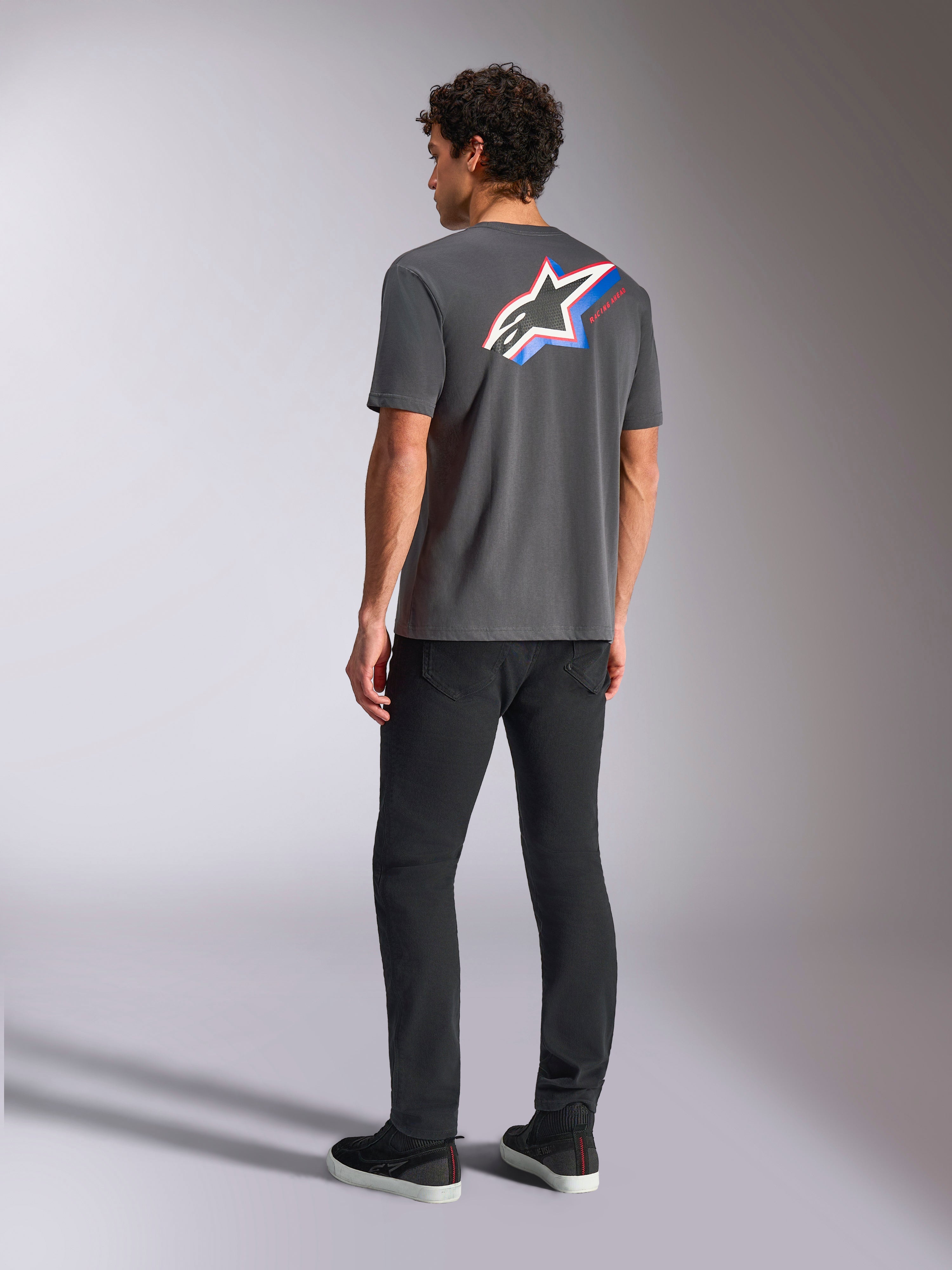 Alpinestars Angler CSF Tee, maglietta a maniche corte, grigio antracite, logo Astars multicolore vibrante sul retro con strisce rosse e blu, streetwear casual motorsport