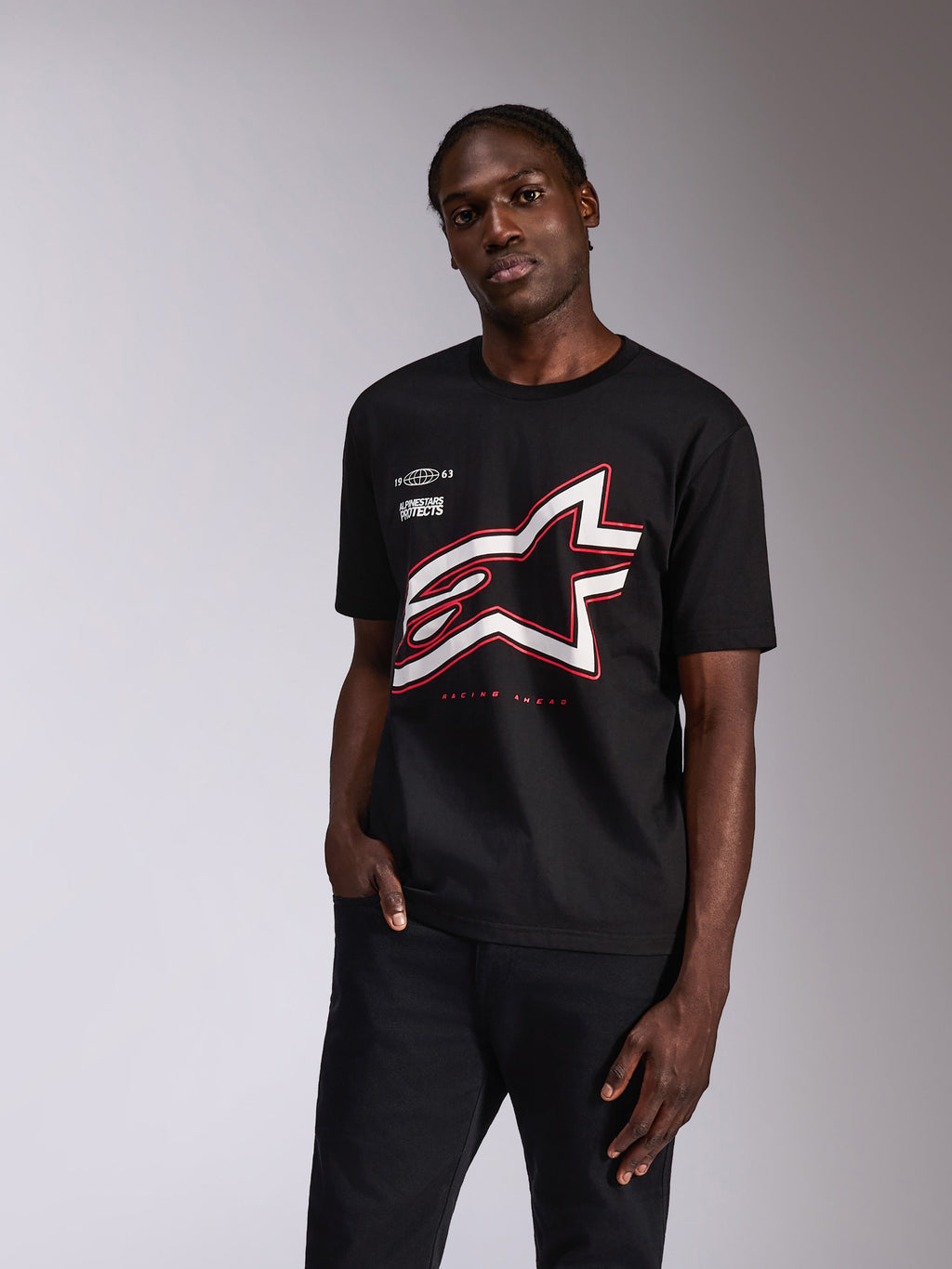Alpinestars Authority CSF Tee, t-shirt a maniche corte, nero, grande logo Astars con contorno bianco e rosso, abbigliamento casual motorsport