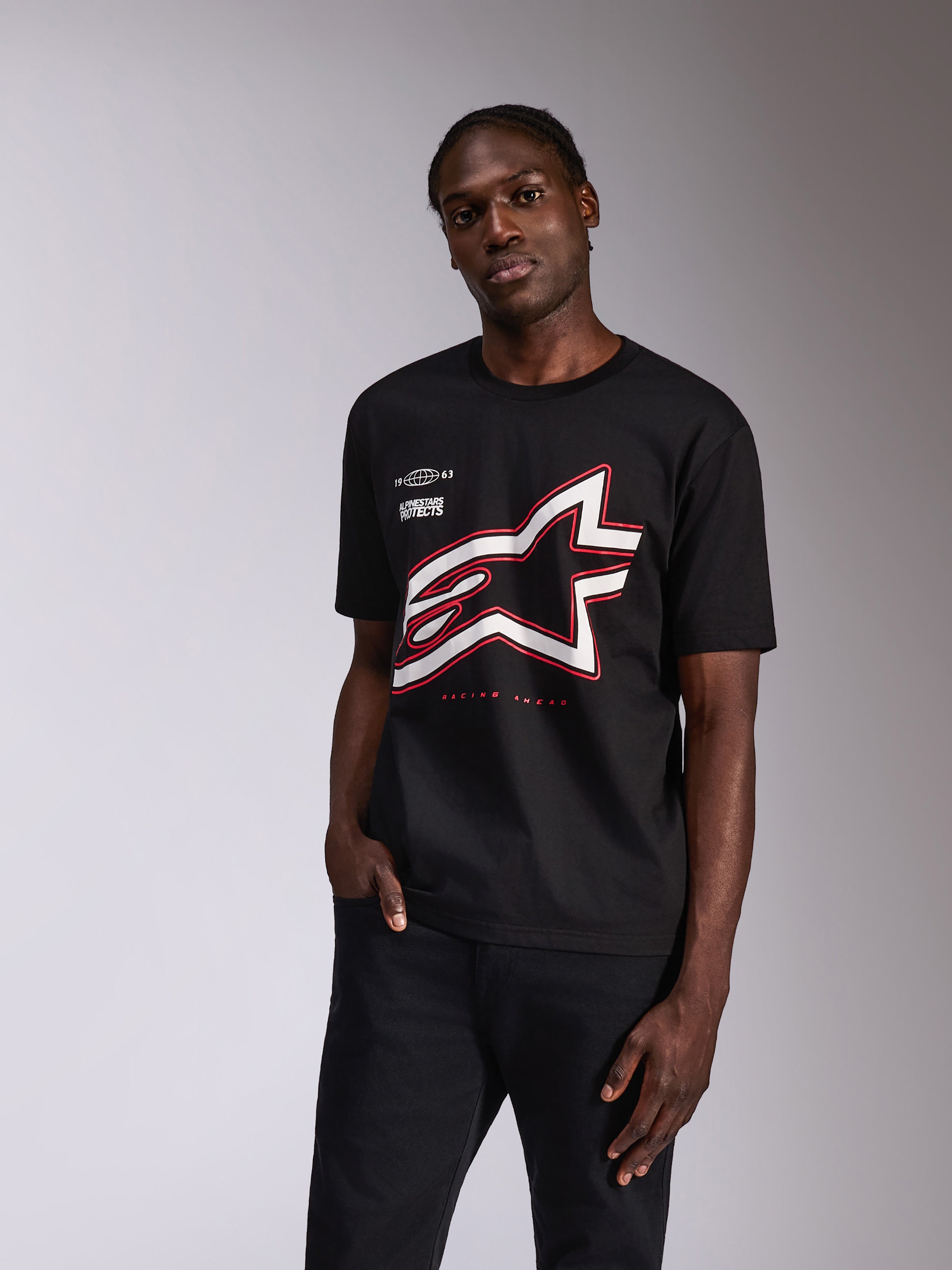 Alpinestars Authority CSF Tee, t-shirt a maniche corte, nero, grande logo Astars con contorno bianco e rosso, abbigliamento casual motorsport