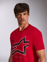 Alpinestars Authority CSF Tee, t-shirt a maniche corte, rosso, grande logo Astars ritagliato nero e bianco con contorno, indossata da un modello, streetwear casual ispirato al motorsport