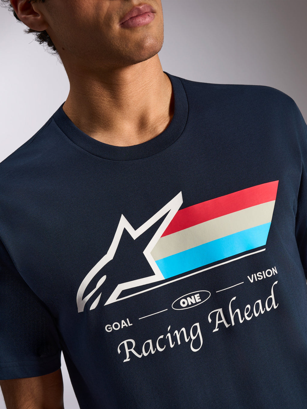 Alpinestars Trifecta CSF Tee, t-shirt a maniche corte, blu navy, logo Astars bianco con strisce tricolore e testo Racing Ahead, abbigliamento sportivo casual da motorsport